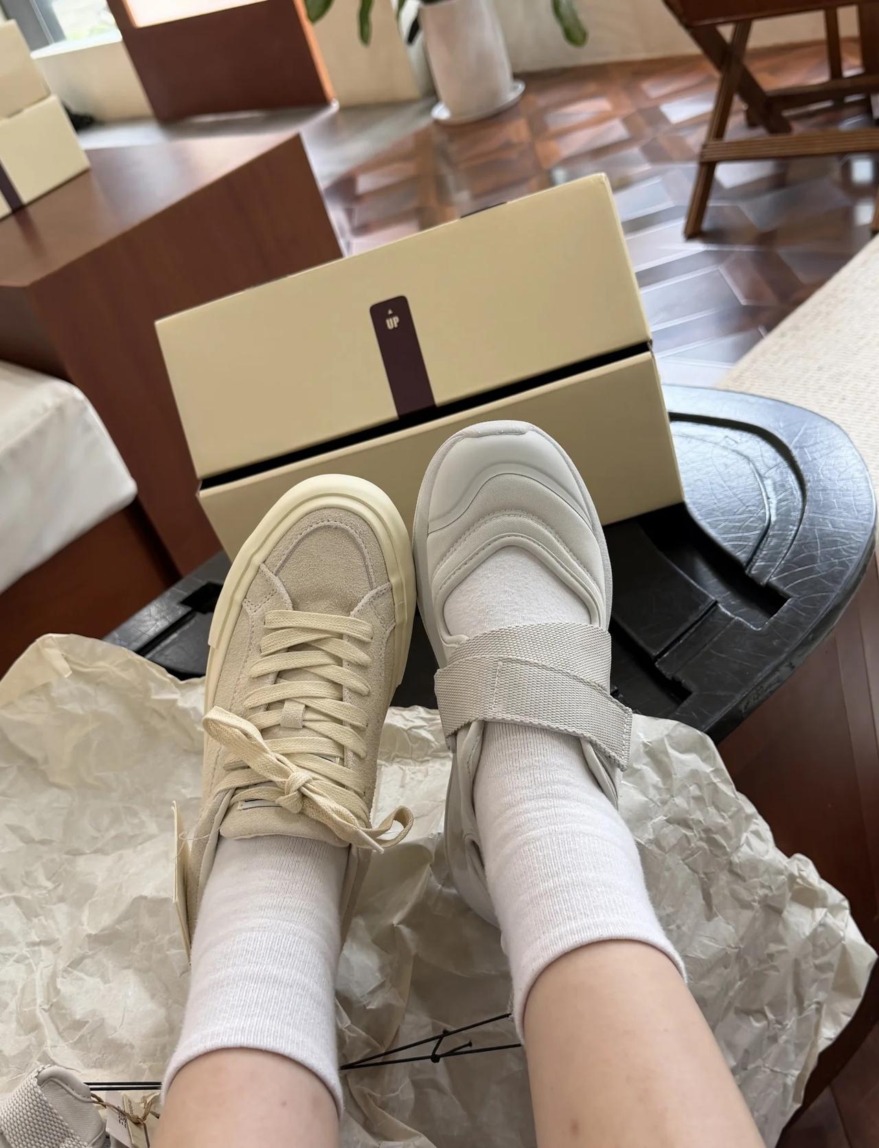 无印良品忍者鞋好穿吗家人们，选左边还是右边？
两双不一样的感觉 板鞋好像更好搭配