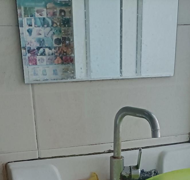 热，热，热呀！从公园回来一开门，老公说停水了。
         这大热天停水，