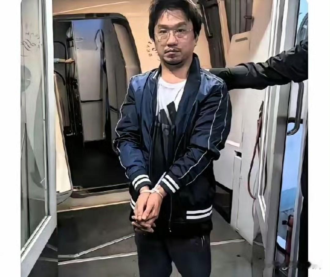 在菲律宾干了6年绑架的施纯芳，本月22号终于被押回中国了。
       他是福