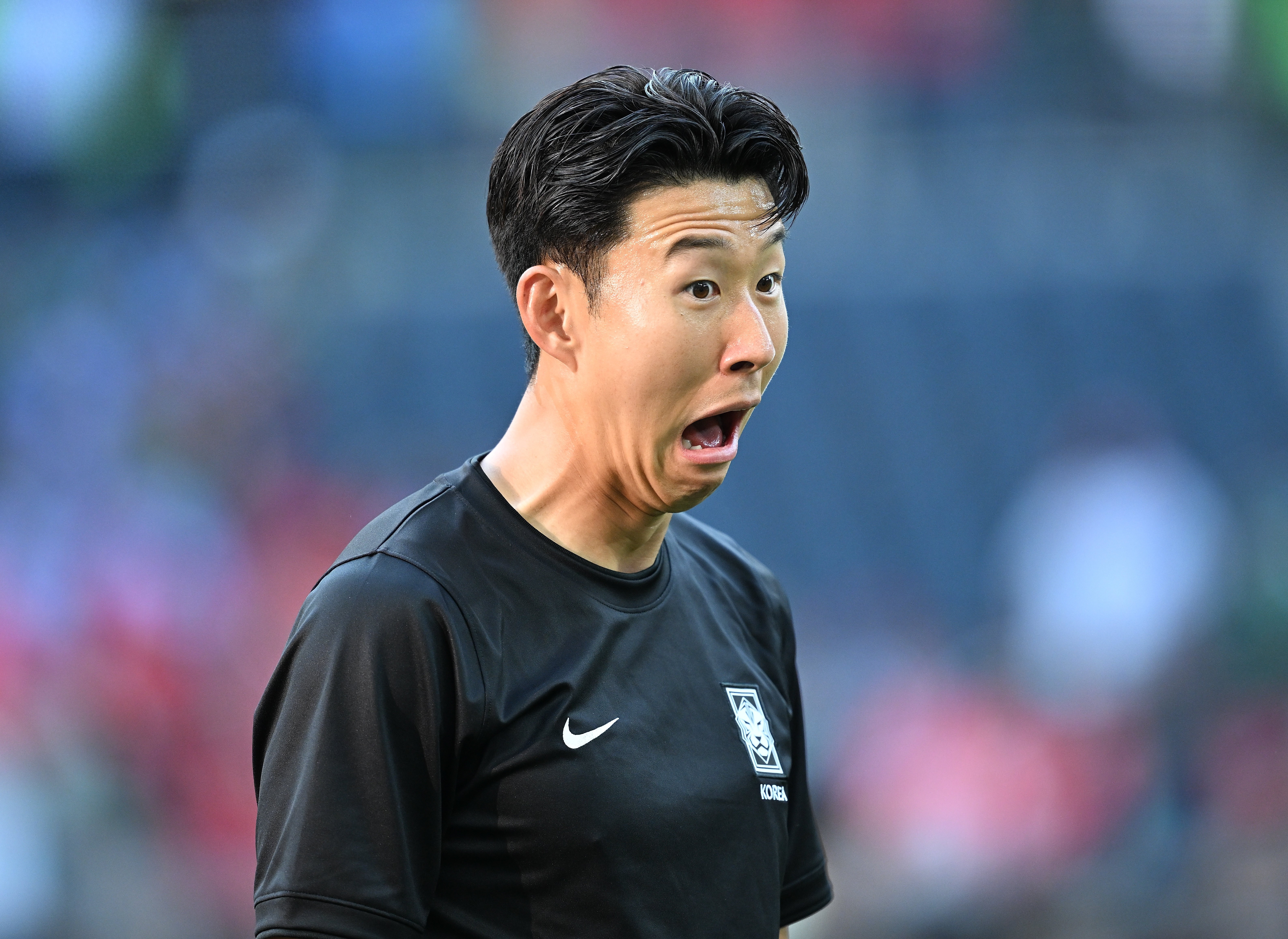韩国爆冷不敌南非 韩国真是拉了坨大的，打平即可出线！偏偏就输球了，能不能出线还得