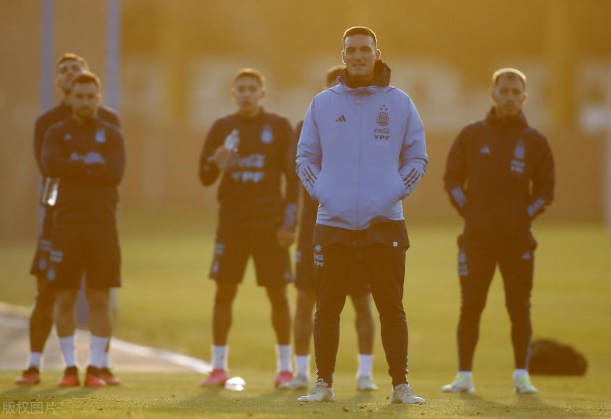 梅西现身训练场偷窥队友训练，[捂脸]下次让你助教，看天使如何收拾你。[笑哭][笑