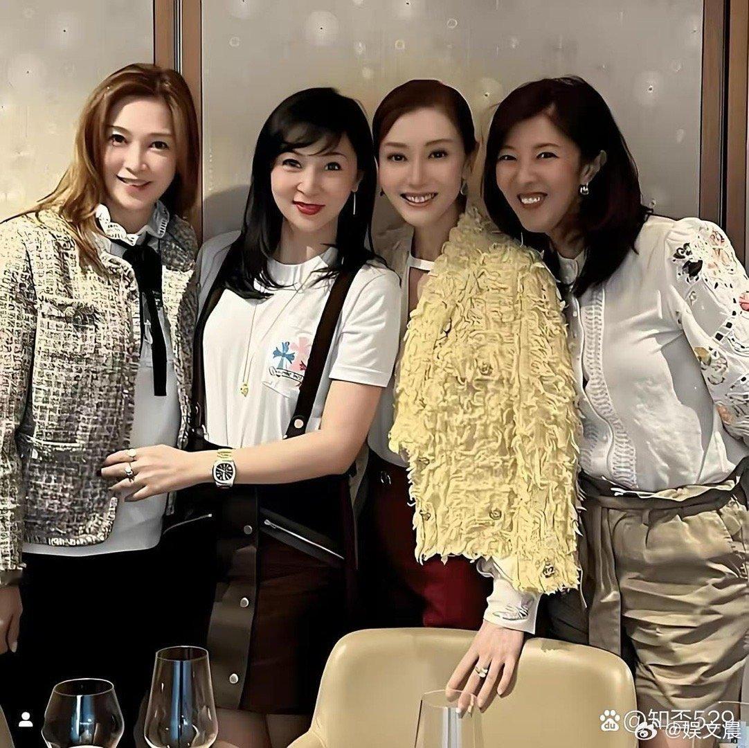 54岁的李嘉欣依旧风采不减！精致状态让人忍不住感叹，财富果然能很好地滋养人，不仅