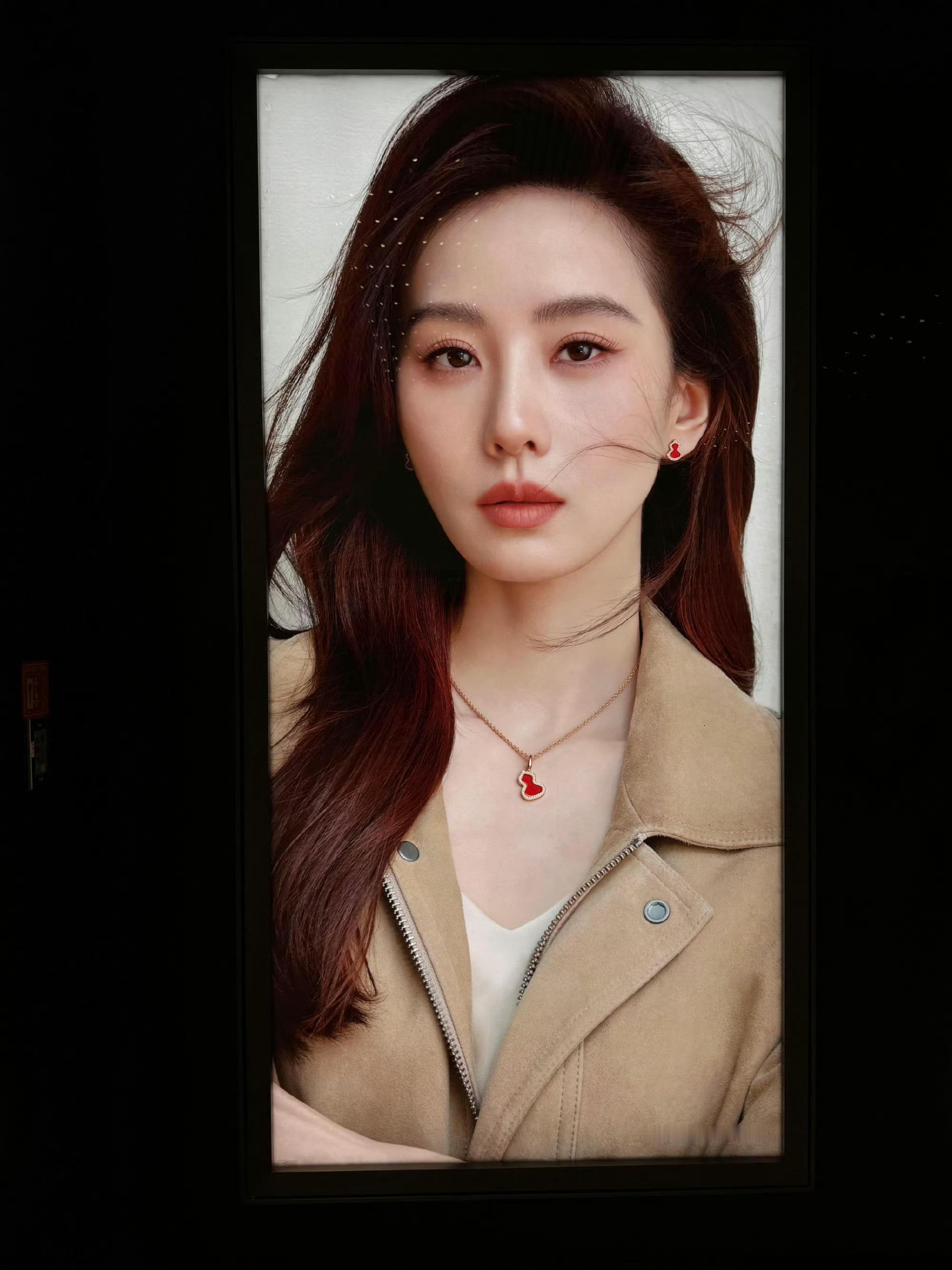 Qeelin全球代言人刘诗诗，又换新地广了，赚💰了就是好，地广换的也勤 