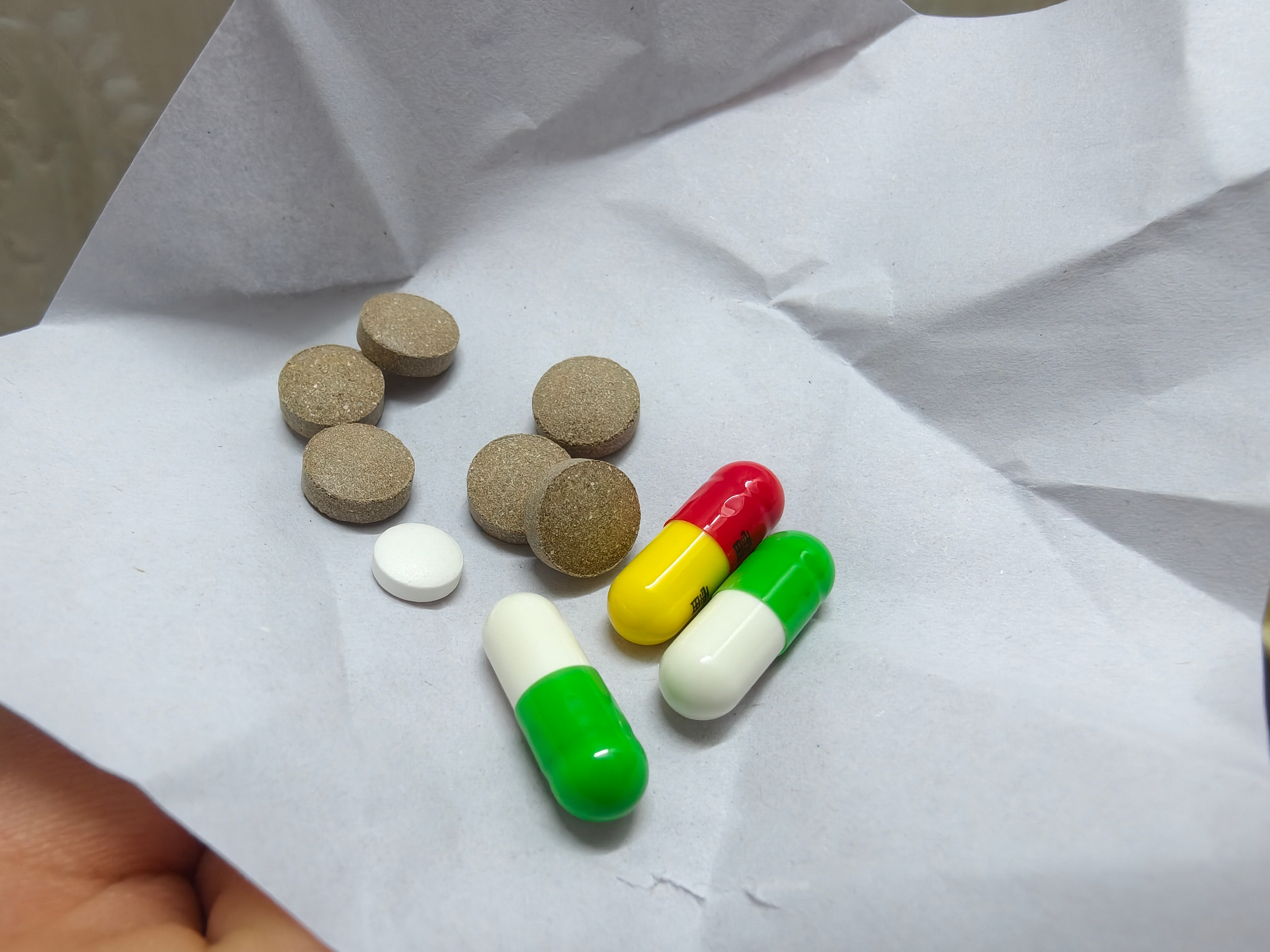 没事。。一点事儿没有，就是药片多一点而已。最近不知怎么的吃一点都胃胀的难受。 