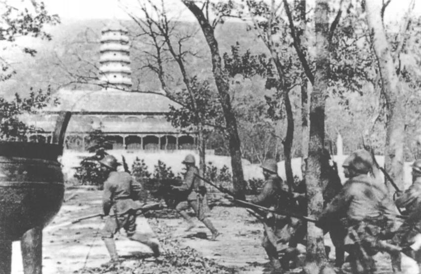 1937年，在中山陵扫荡的鬼子。