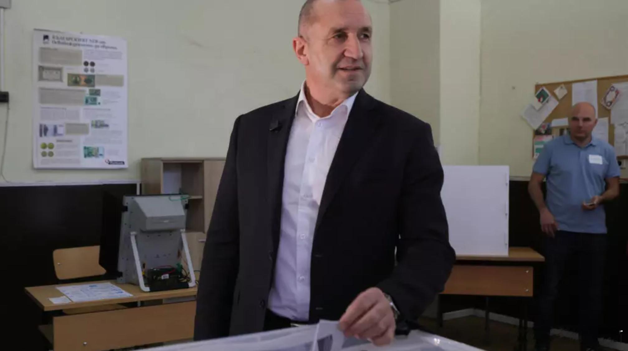 保加利亚前总统拉德夫赢得议会选举 兼收亲俄亲西方票源 或结束政治动荡海外新鲜事保