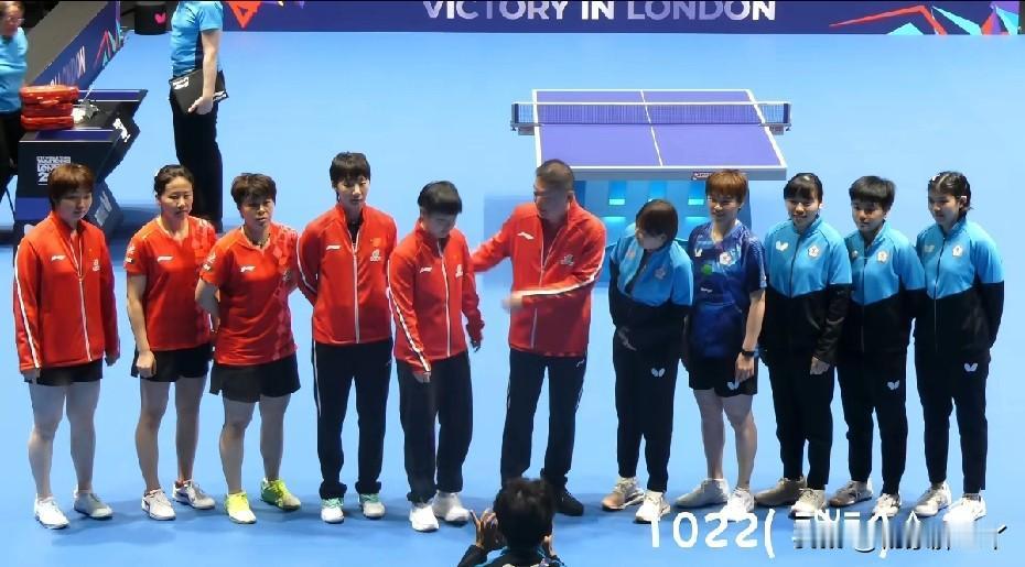 伦敦团体赛小组赛第二场，国乒女队3-0战胜中华台北队，赛后还一起合影留念，果然两