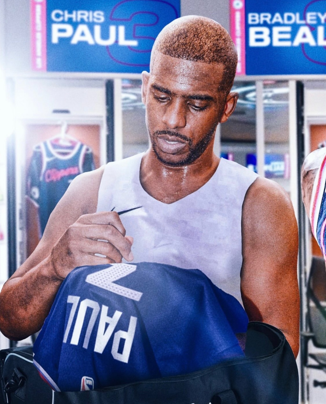 突发！快船通过TA官宣：我们将与保罗分手！他将不再是团队的一员。快船裁掉保罗