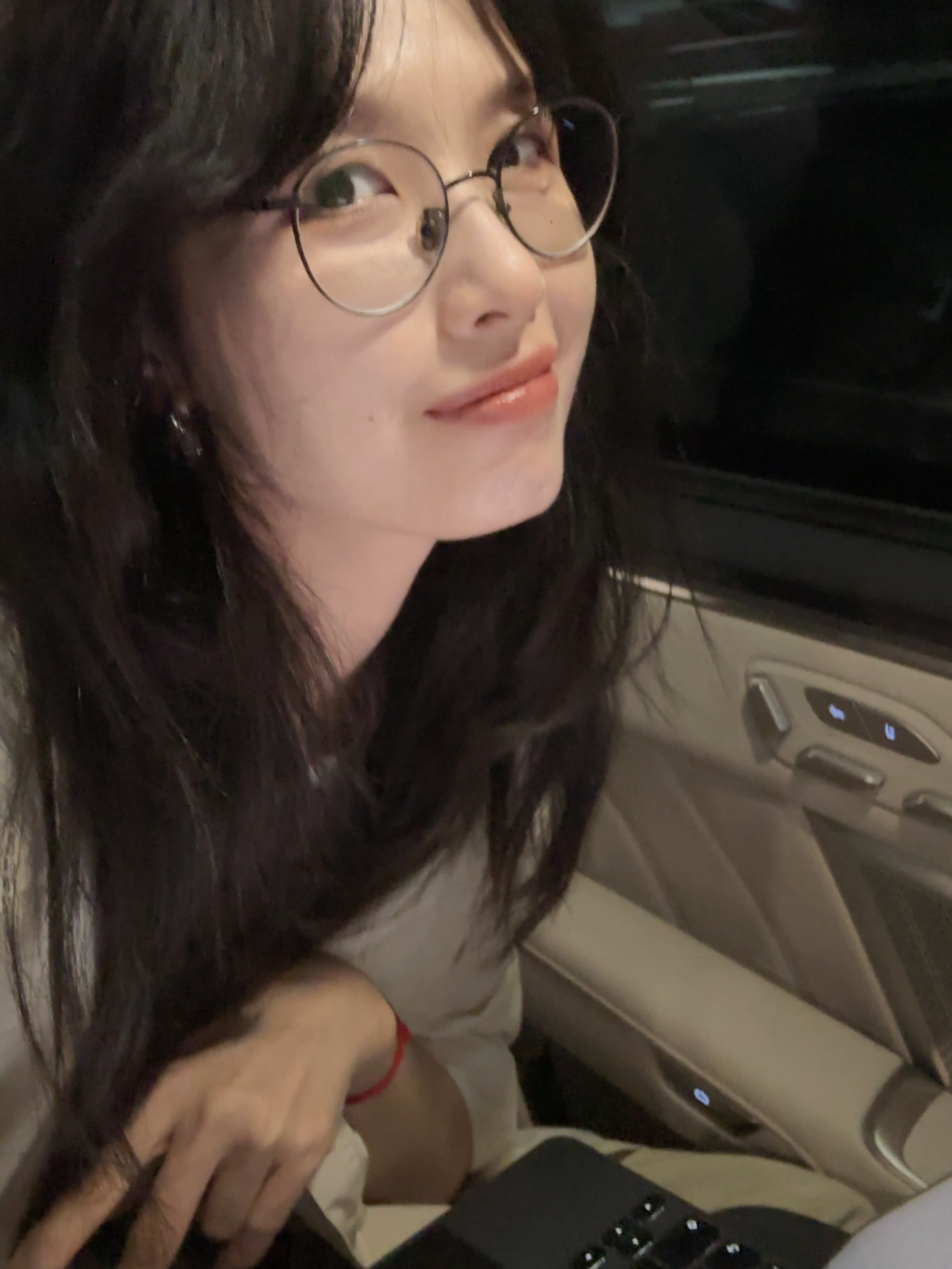 我发现了一个超级无敌舒服的办公新场景就是我的乐道L90，后排小桌板配上我的小iP