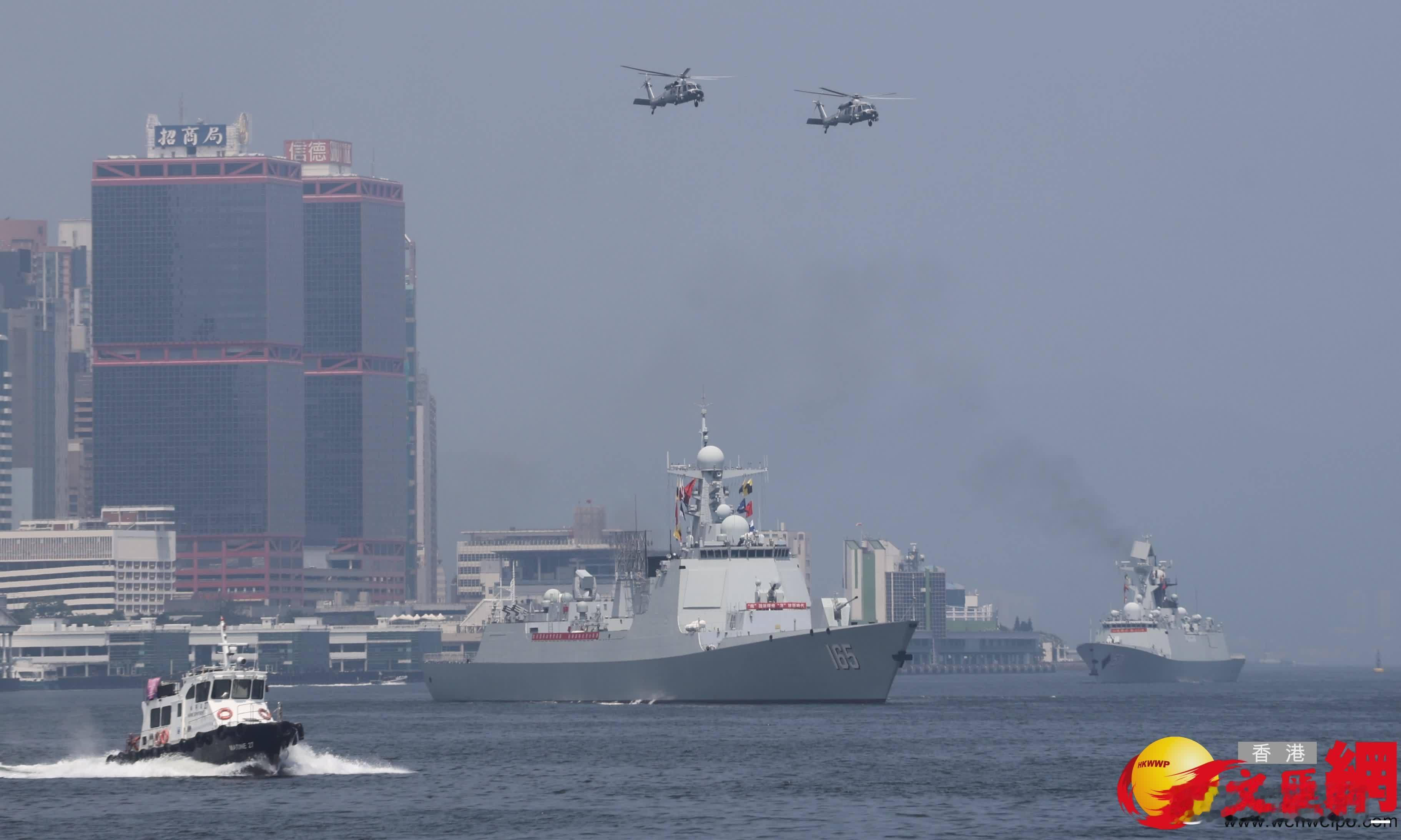 165湛江舰与571运城舰今天离港时，特意驶经维港：驻港部队两架Z-20在空中护