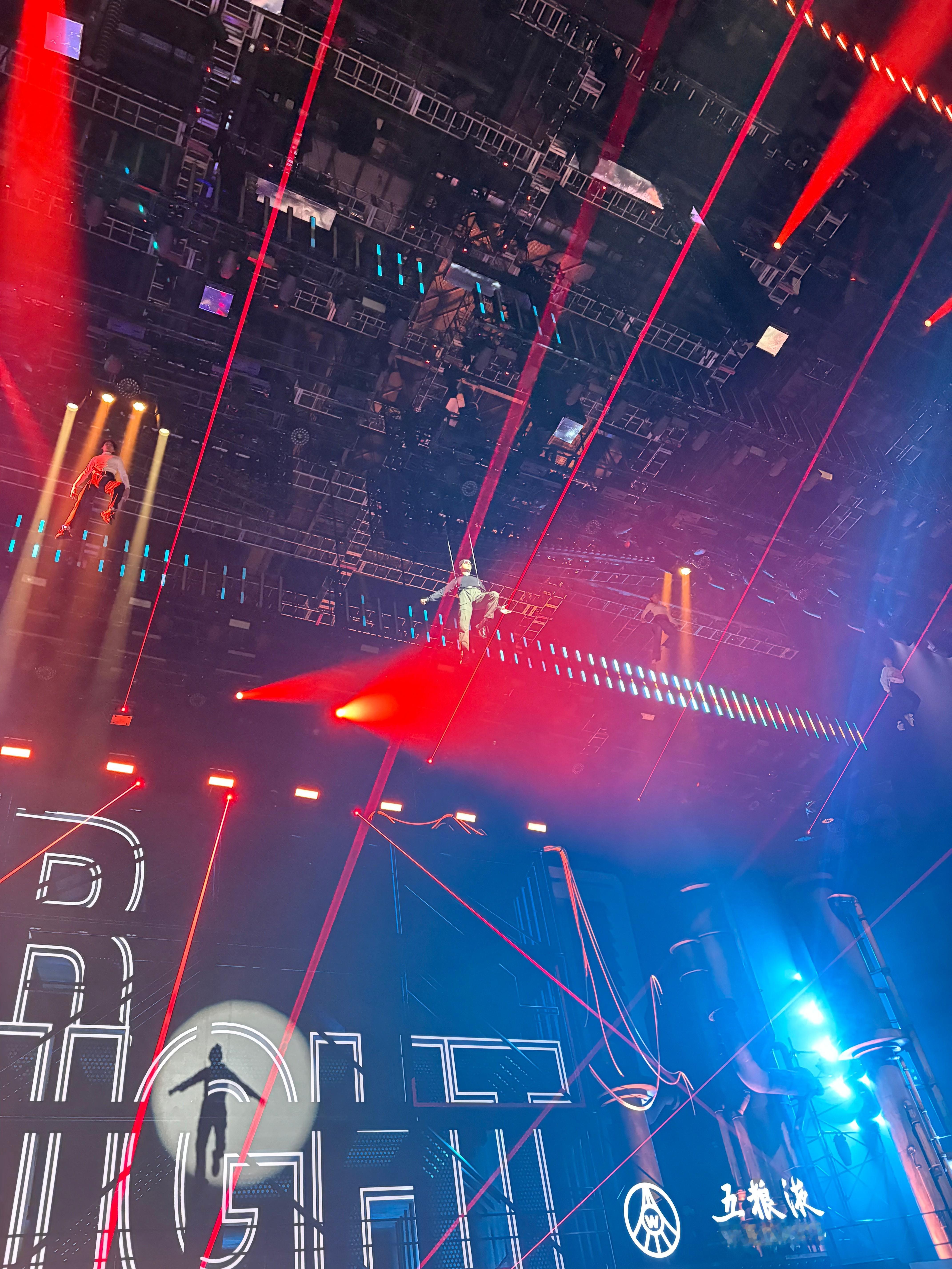 姚琛从天而降了 空中飞人姚琛上线！彩排吊威亚动作行云流水，又稳又飒张力十足，把彩