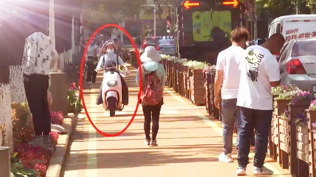 🔥危险！非机动车闯入翠湖慢跑道🏃‍♀️。翠湖环线慢跑道专为行人、跑者设计，却