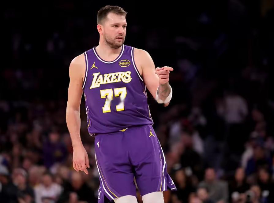 NBA常规赛，湖人100-92战胜火箭。本场比赛，东契奇全场出战40分钟，27投