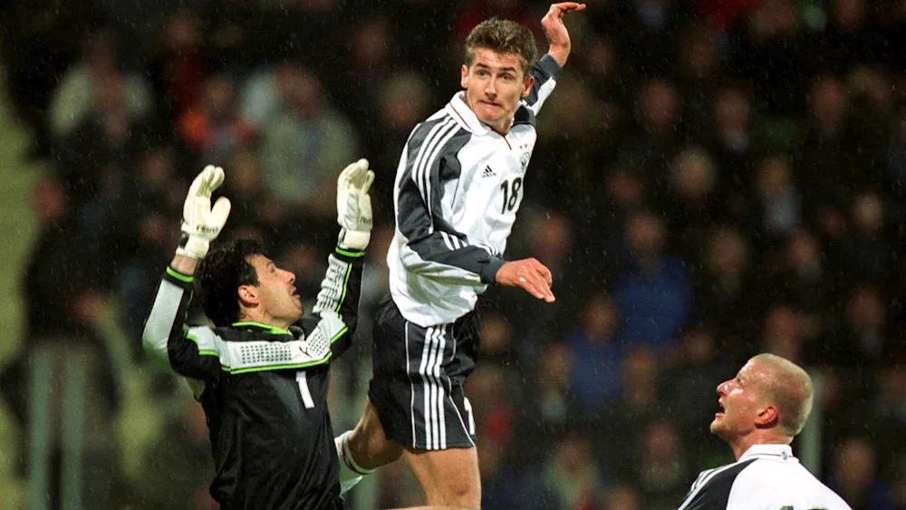 【时光机】25年前的今天，2001年3月24日，传奇球员克洛泽完成了德国国家队首