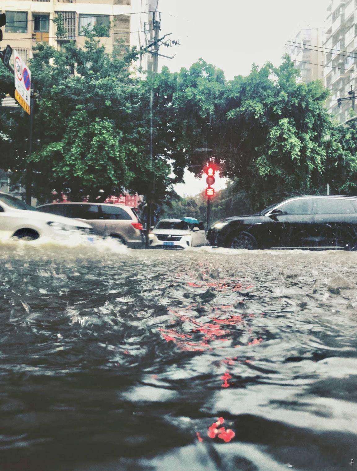 今天成都的大雨正好赶上晚高峰我请问了呢？打工人谁容易了🥹 ​​​