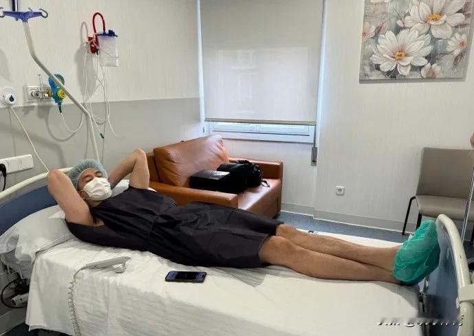 辽宁男篮球员郭艾伦更新社交媒体，晒出在病床上的视频和照片，并写道：“注射了干细胞