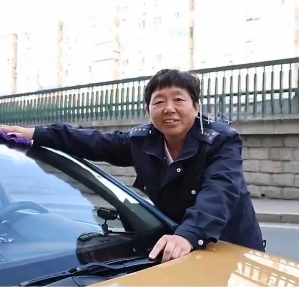 七旬老人买土豆犯难，的姐一举动刷屏
 
谁能想到，街头一件不起眼的小事，藏着最动