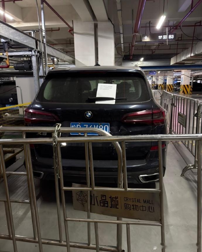 宝马停商场8101小时计费16900元 可能忘了自己还有台宝马 