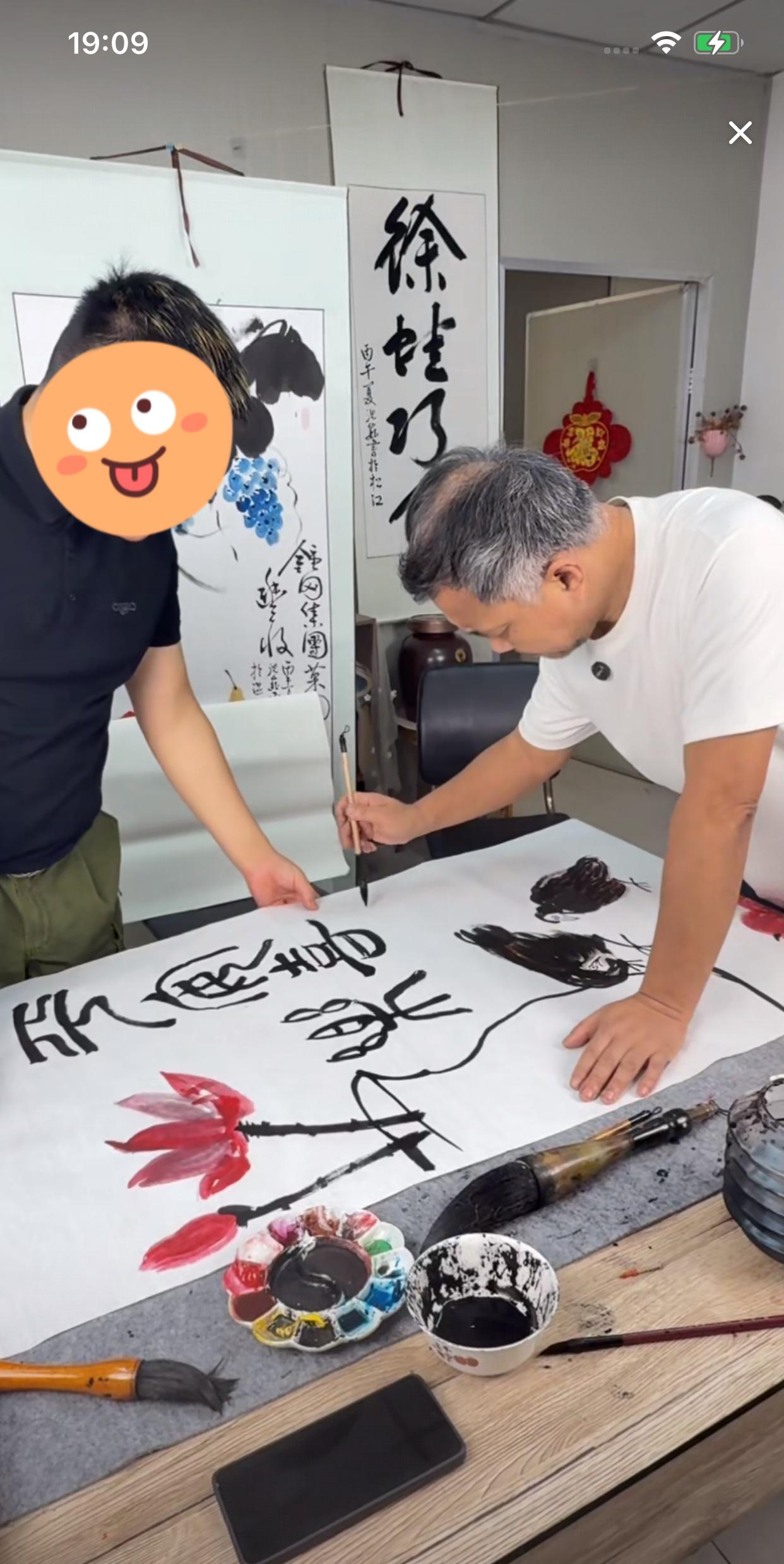 沈巍下午写的一幅《平安喜乐》字画，事隔半年再拿起毛笔，水平不降反升了[赞]两只小