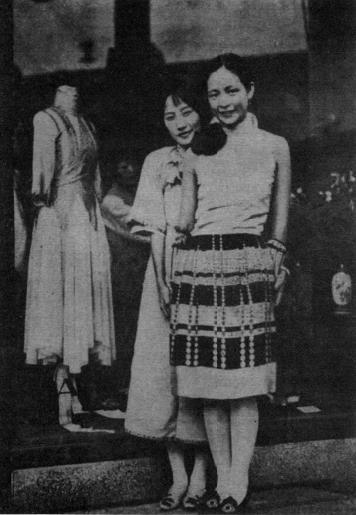 陆小曼(后一位)、唐瑛(上海交际界名媛)是云裳(上世纪20年代上海知名的女装品牌