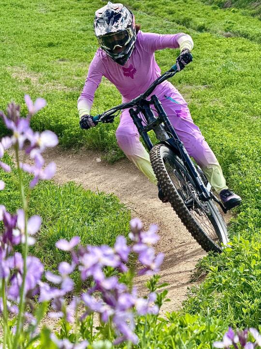 头盔一戴🙌🏽谁都不爱🚴‍♀️压弯超快💨