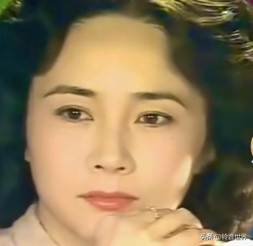 84年春晚，台上奚秀兰一曲《天女散花》唱红了荧屏，台下俩美女的镜头也跟着走进千家