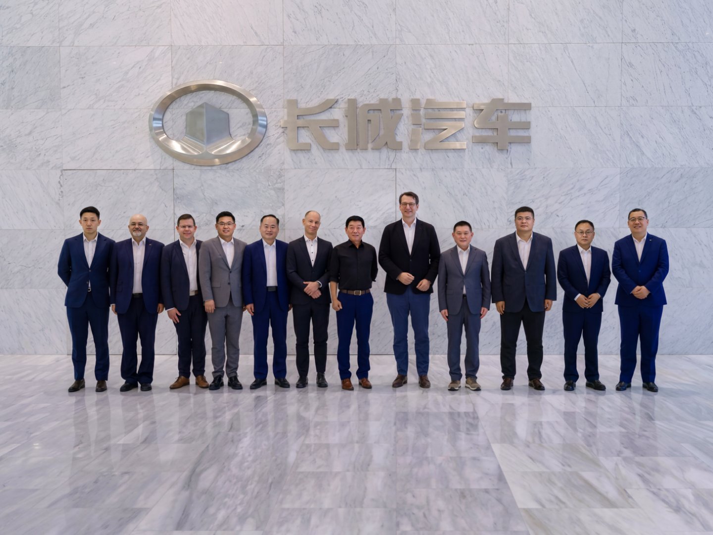 宝马高管深度试驾长城豪华旗舰车型宝马集团现任CEO奥利弗·齐普策（Oliver 