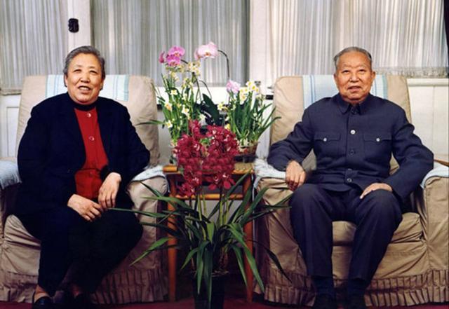 为啥华国锋的子女全都不姓华？背后缘由很简单
 
很多人一直纳闷，华国锋的孩子全都