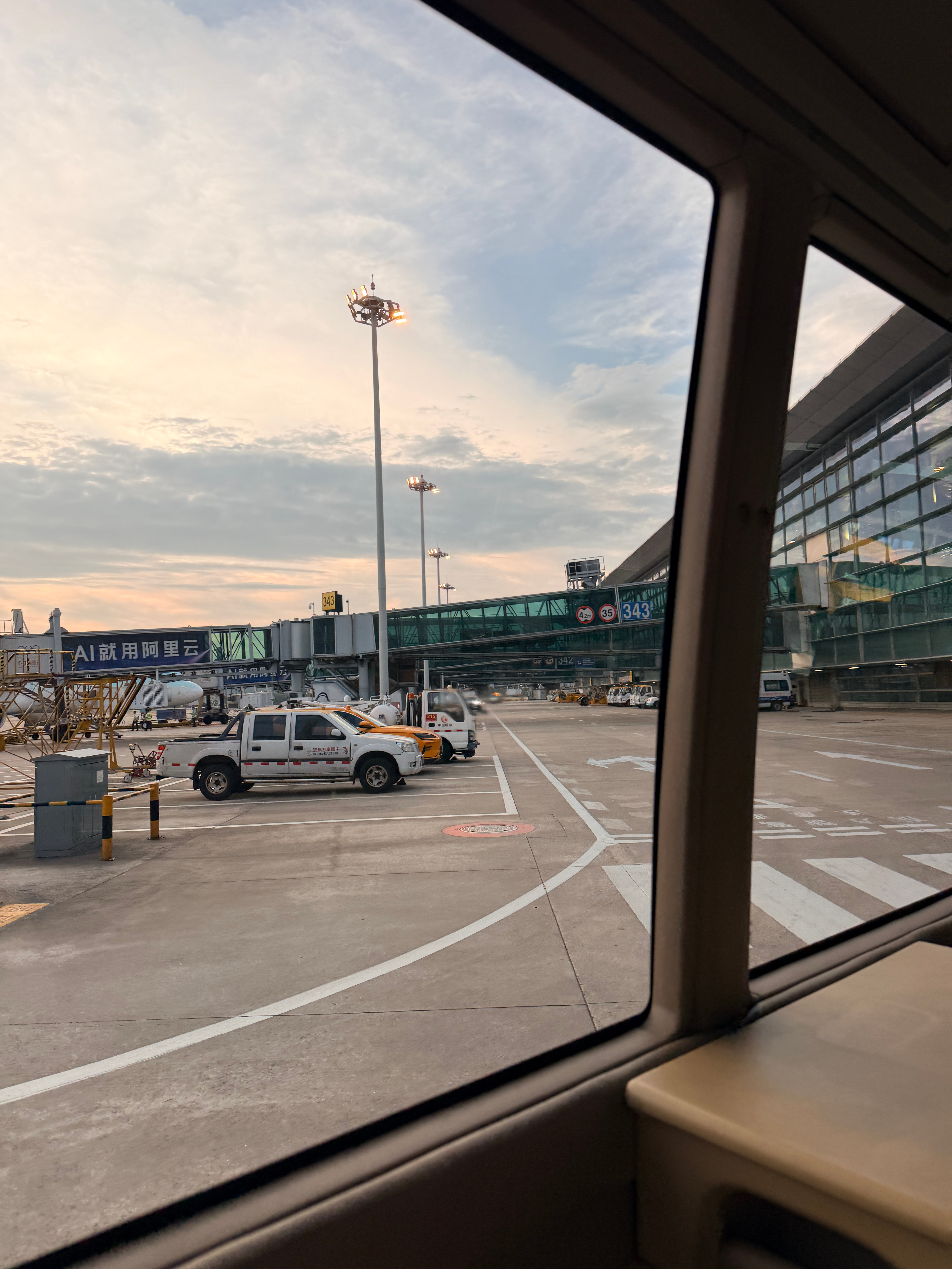 周五快乐～匆匆忙忙赶上晚班机，我又出发啦✈️✈️ 杭州·杭州萧山国际机场北贵宾区