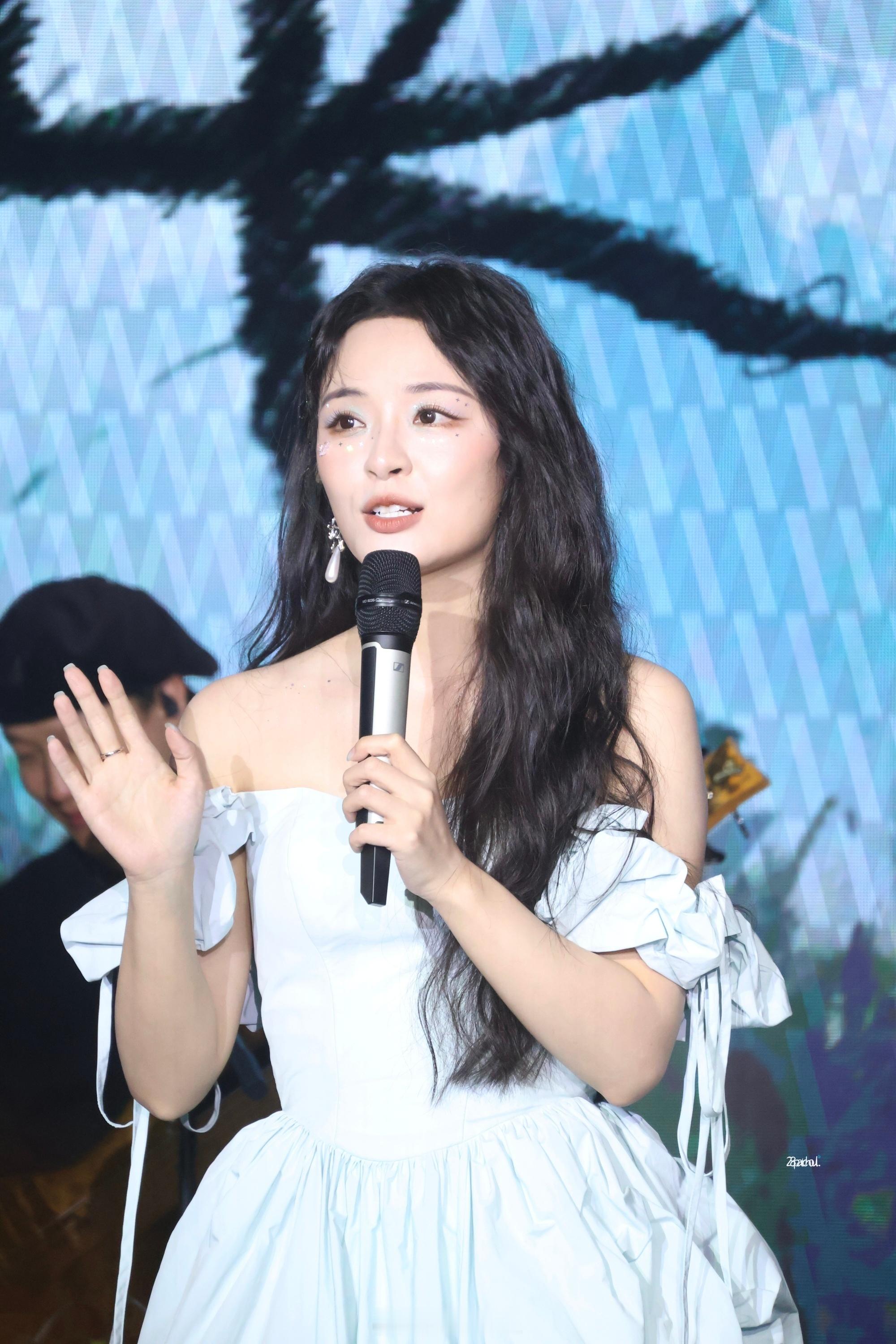 武艺李莎旻子长沙线下活动同框在长沙线下偶遇武艺啦，现场正在玩分贝挑战，碰巧和李莎