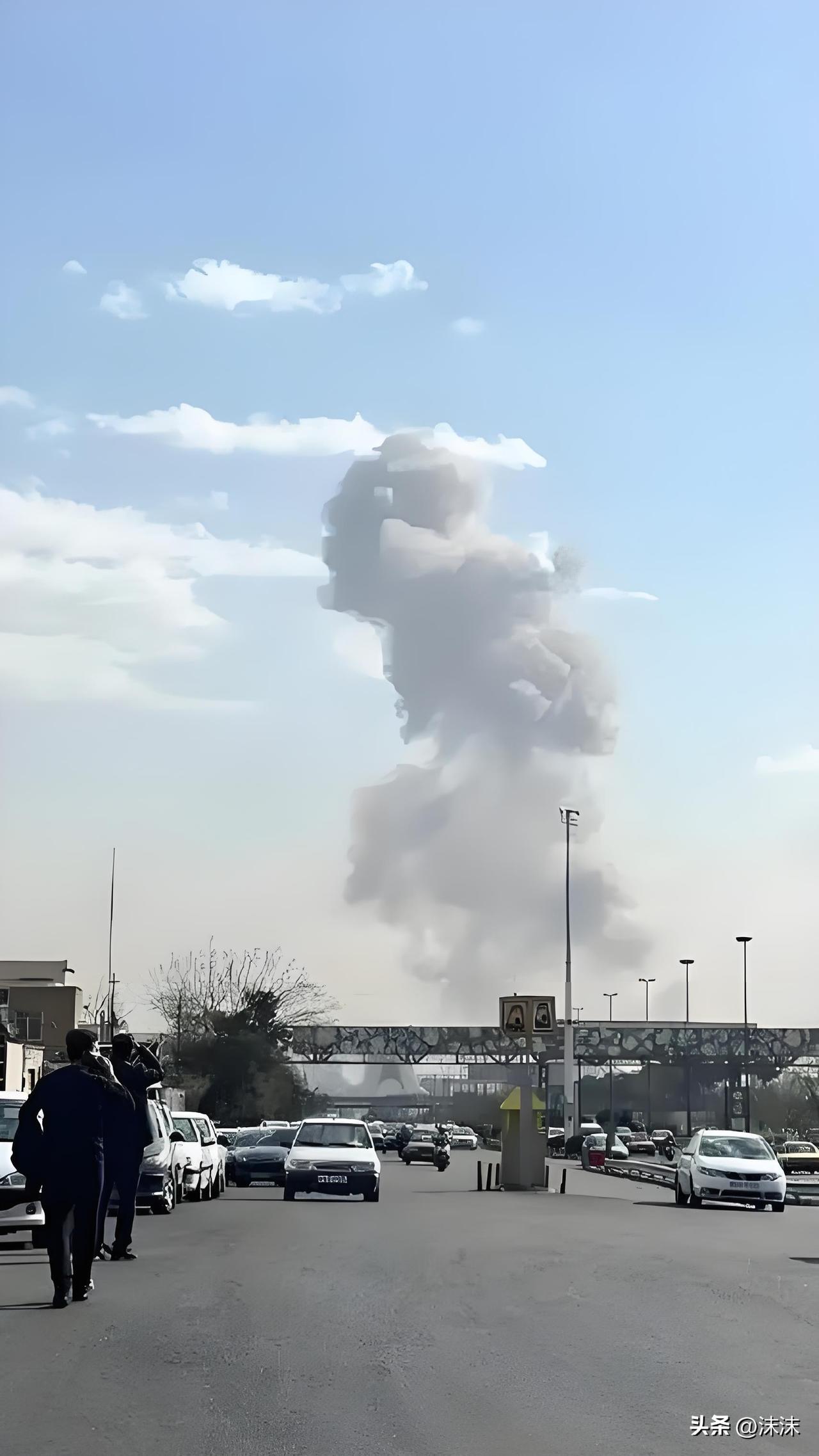 终于还是打起来了，德黑兰中心的爆炸声，把和平协​议碾成了废纸。

2026年2月