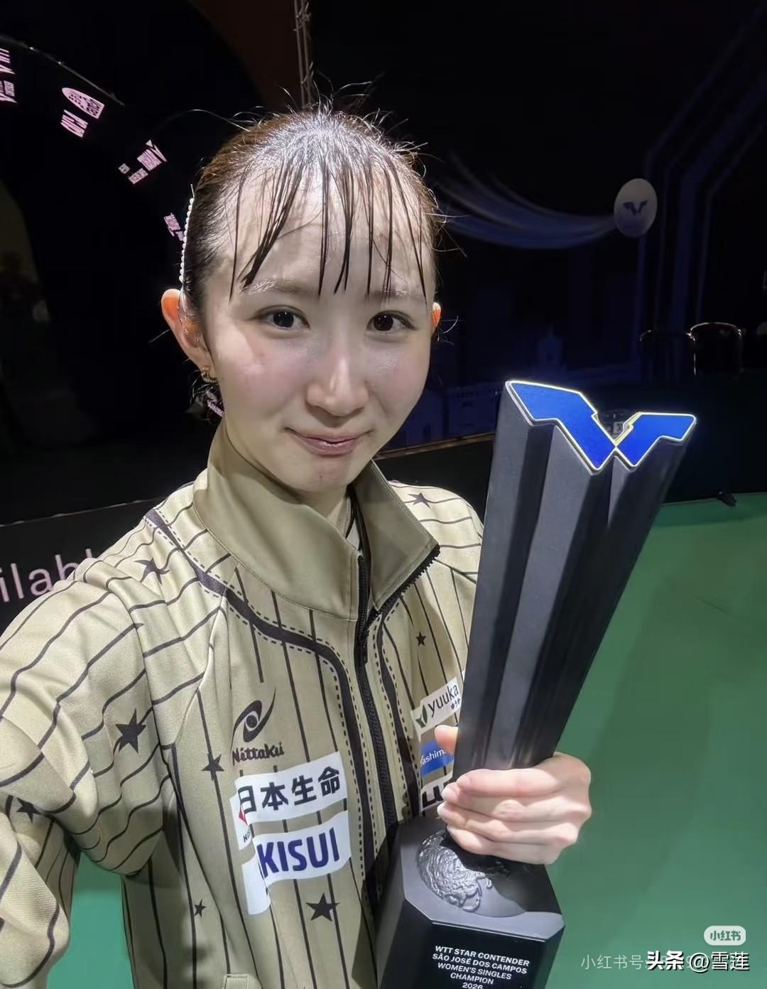 早田希娜庆祝自己拿到巴西球挑女单冠军，这姑娘的刘海出卖了自己

原来她刚刚在一天