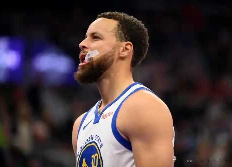 现役共7人生涯得分进入历史前20名，库里还差41分将被同届人员超越。
1、詹姆斯