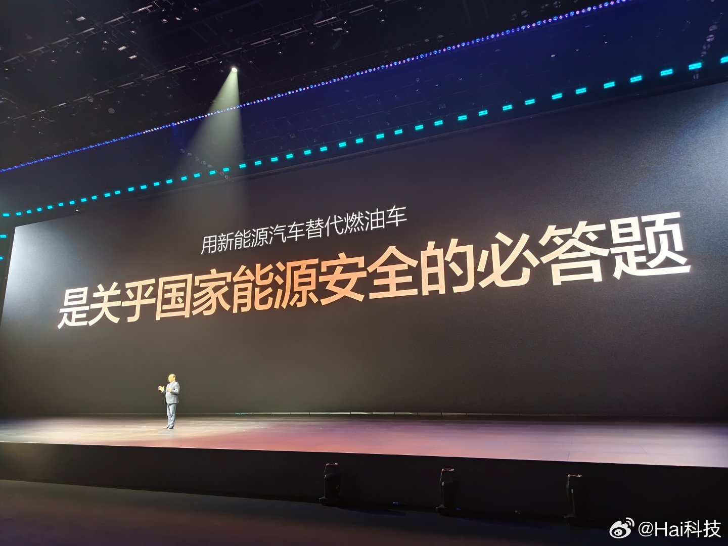 用新能源汽车替代燃油车是关乎国家能源安全的必答题！但是去年新能源汽车增速开始放缓