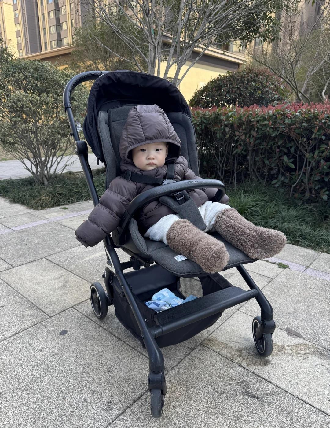 江浙沪到底什么时候能脱掉羽绒服
每次遛娃还得穿羽绒服
别的城市都在过春天了[伤心