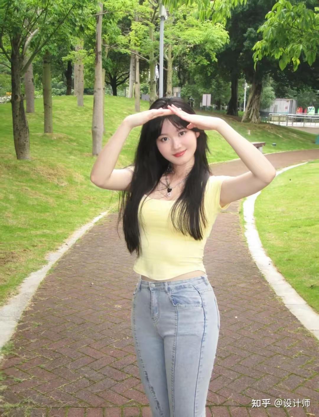 🌿 春日公园清新甜妹风穿搭
这套穿搭是春日城市公园漫步、郊野出游、闺蜜约会的经