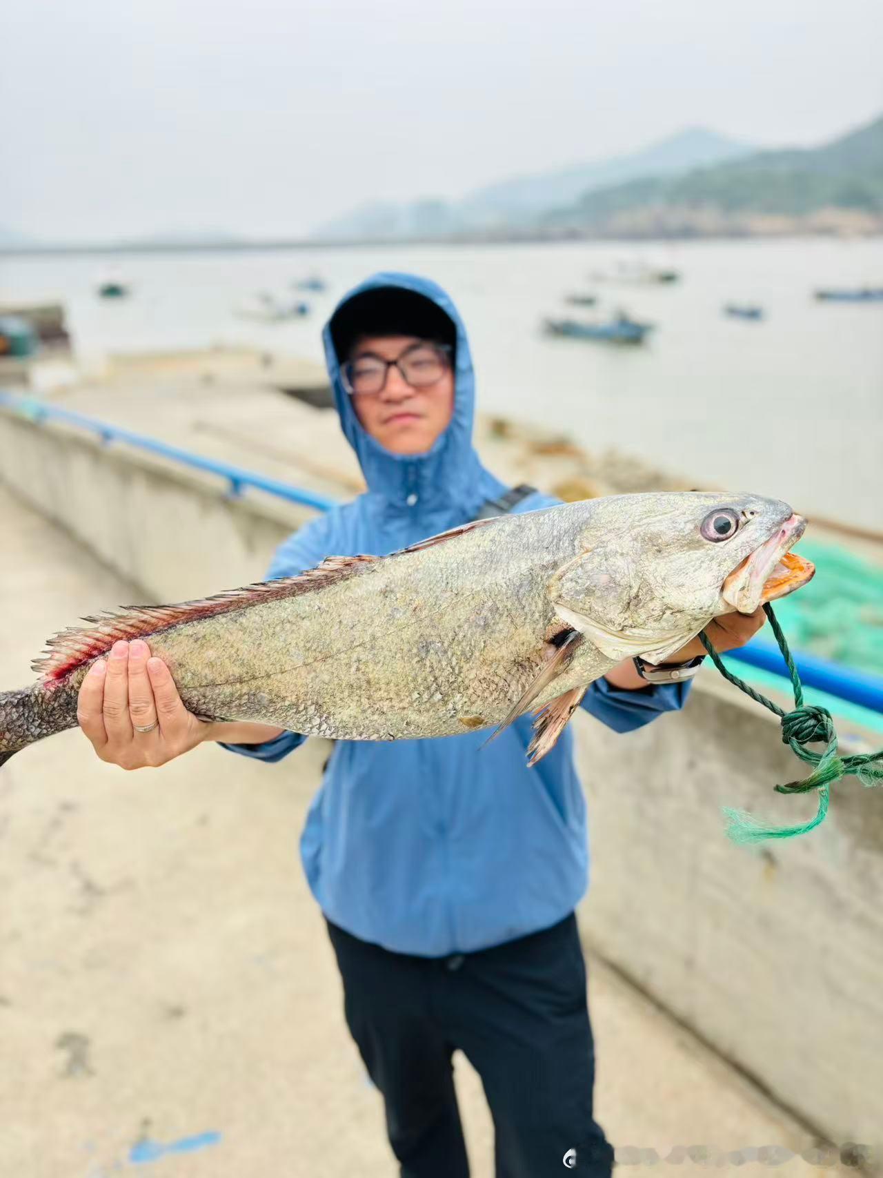 “请问？”，“没错，亚米级的我捕的，就说大不大吧！” 舟山·南长涂沙滩