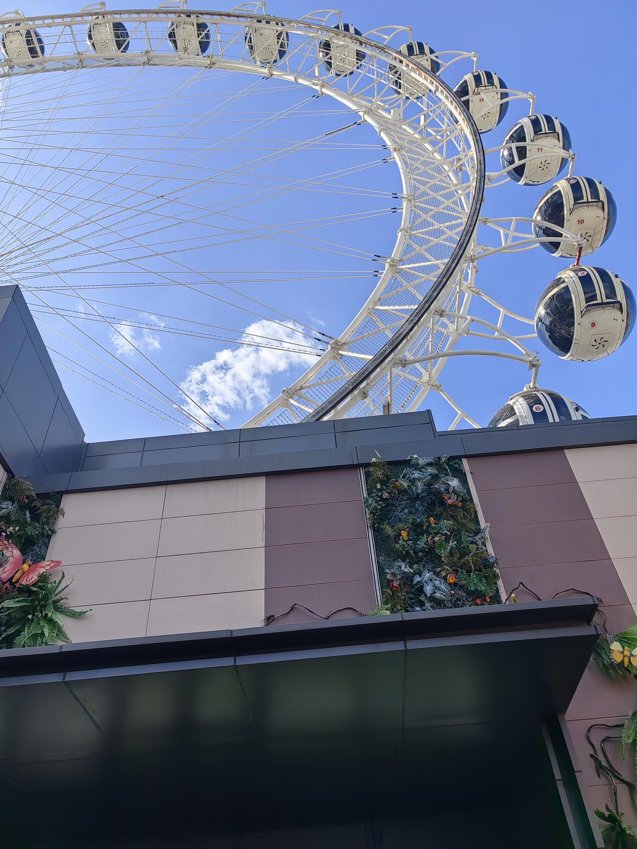 山西太原市的标志性建筑物是哪个?应该是万柏林区的吾悦广场，摩天轮在山西还是唯有太