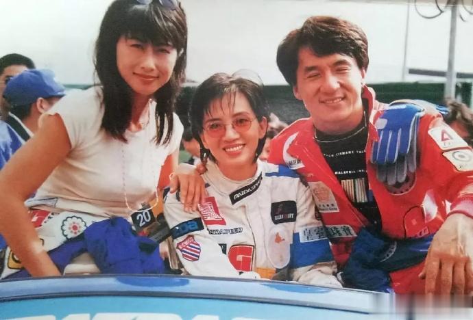 看还有多少人能一眼认出她的？这张照片拍摄于1993年，成龙举办的赛车会上，中间这