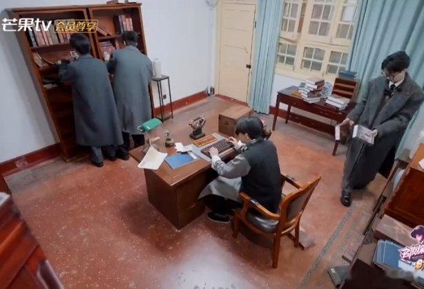 何运晨挨打还给递棍子  何运晨在《名侦探学院》里给 NPC 递棍子反被 “暴打”