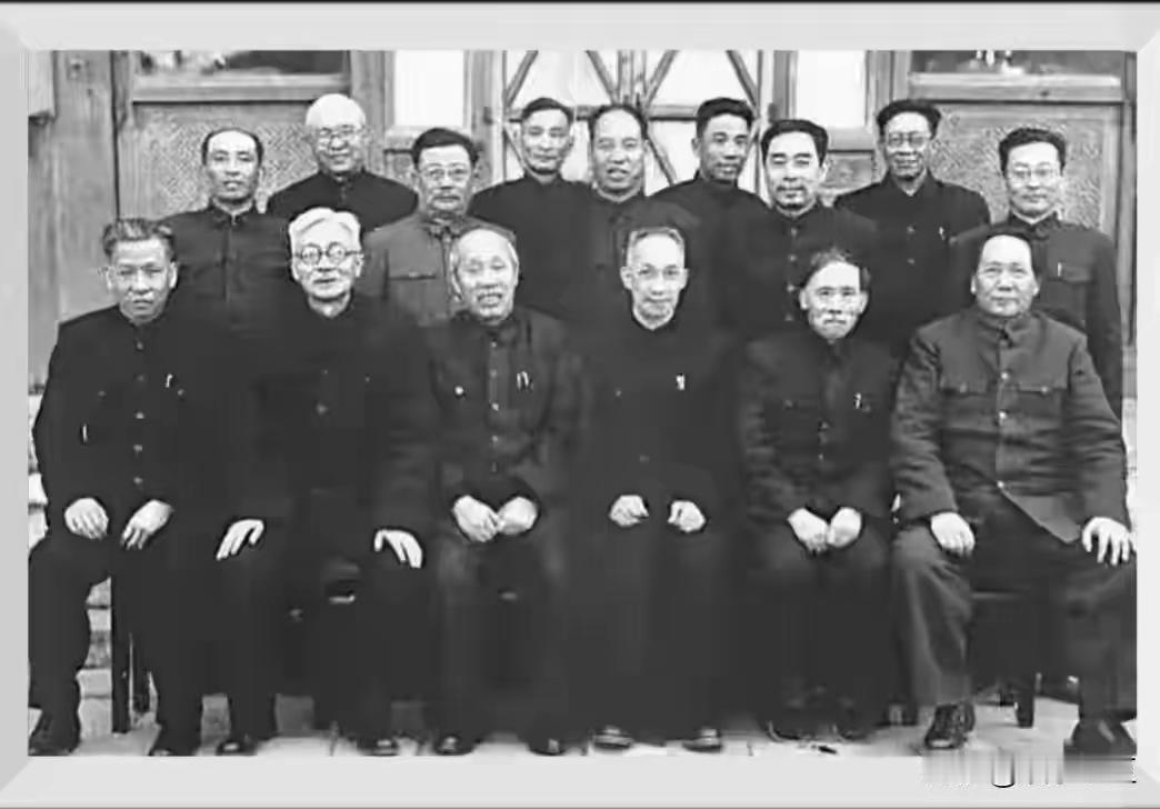这张照片摄于1949年，是建国元老最高规格的内部合影之一。