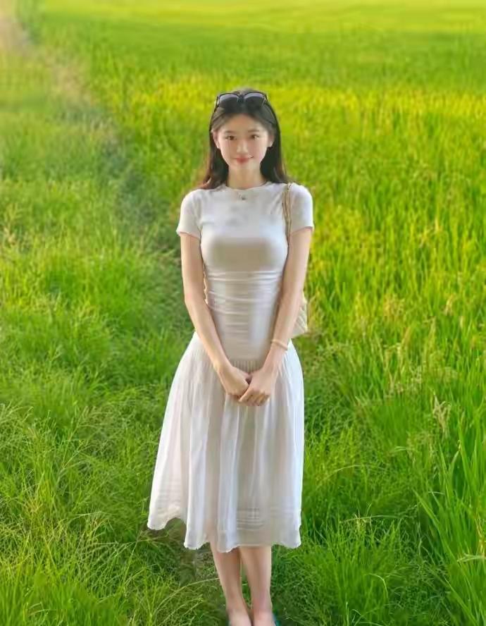 美了
真的美丽
没一点违和感
洋溢的青春气息自然纯真的美女