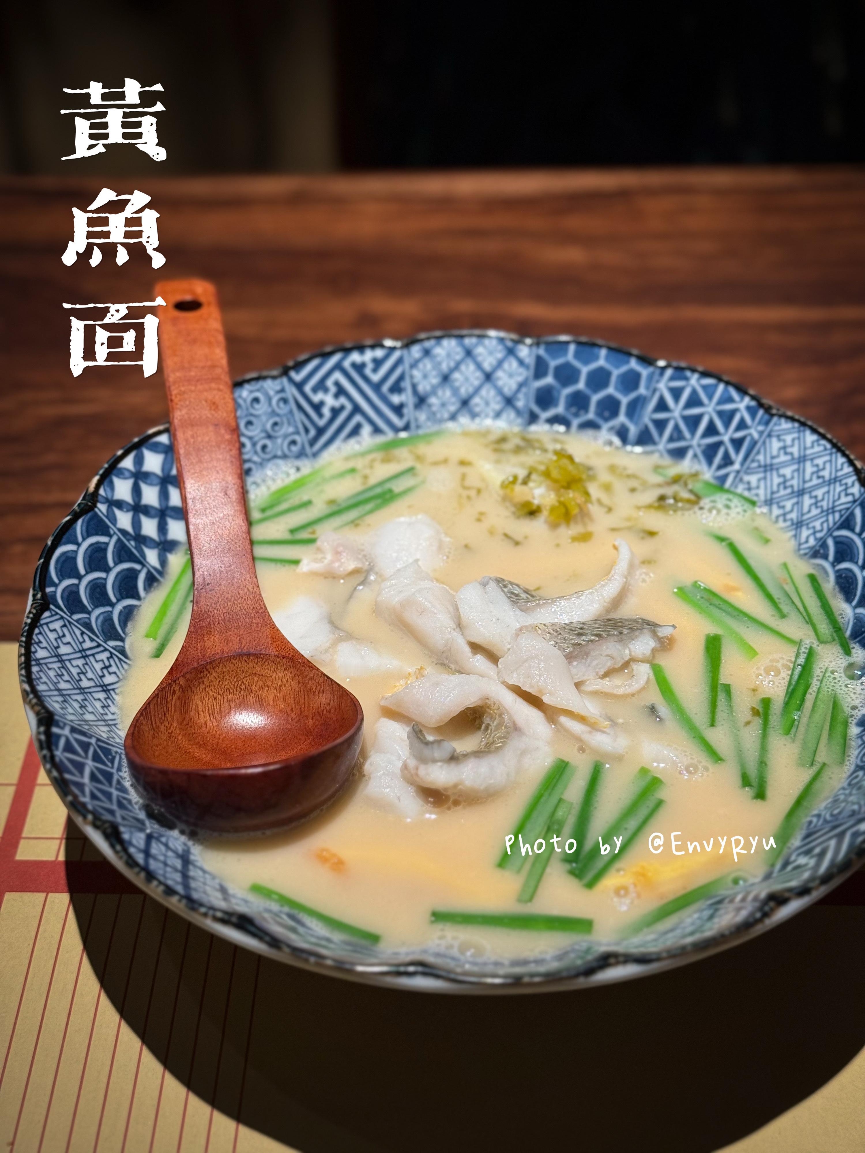 上海真的太热了，今天差点中暑[泪奔]去吃五郎同款黄鱼面，鱼肉蘸包邮区特有微甜米醋