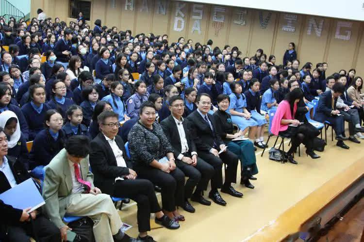 马斯克神预言！ 全球抢疯的不是芯片，是中国20万一台的“电疙瘩”。在一次行业峰会