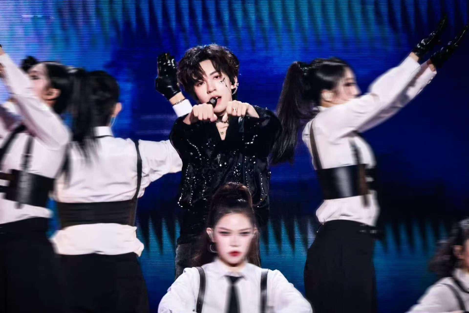 影国把妹王。。🥵🥵 贺峻霖蕾丝颈圈时代少年团演唱会 ​​​