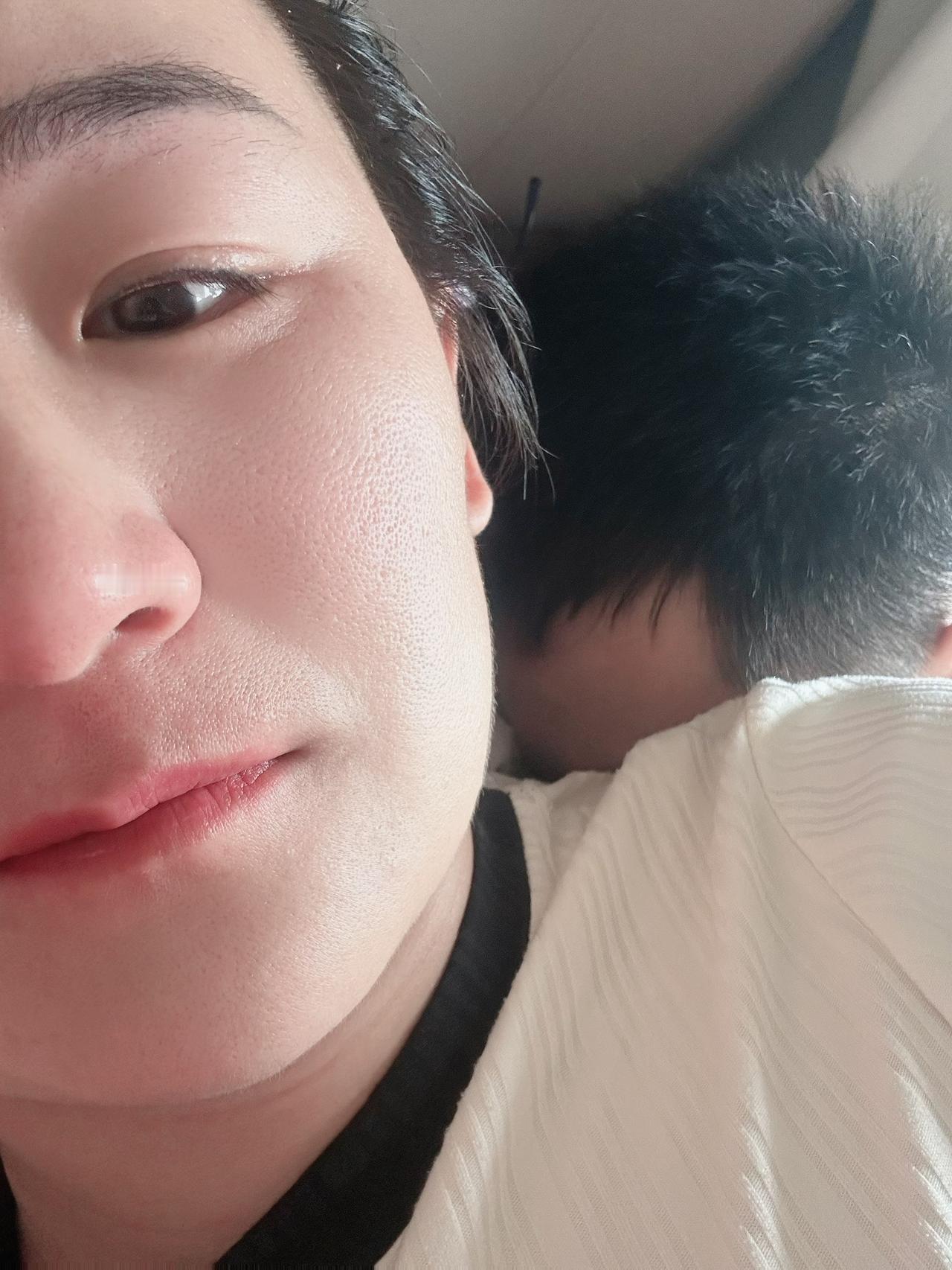 我该怎么去哄这个刚满13岁的孩子，躺在我身边哭着说想妈妈了，可是我连自己都哄不好