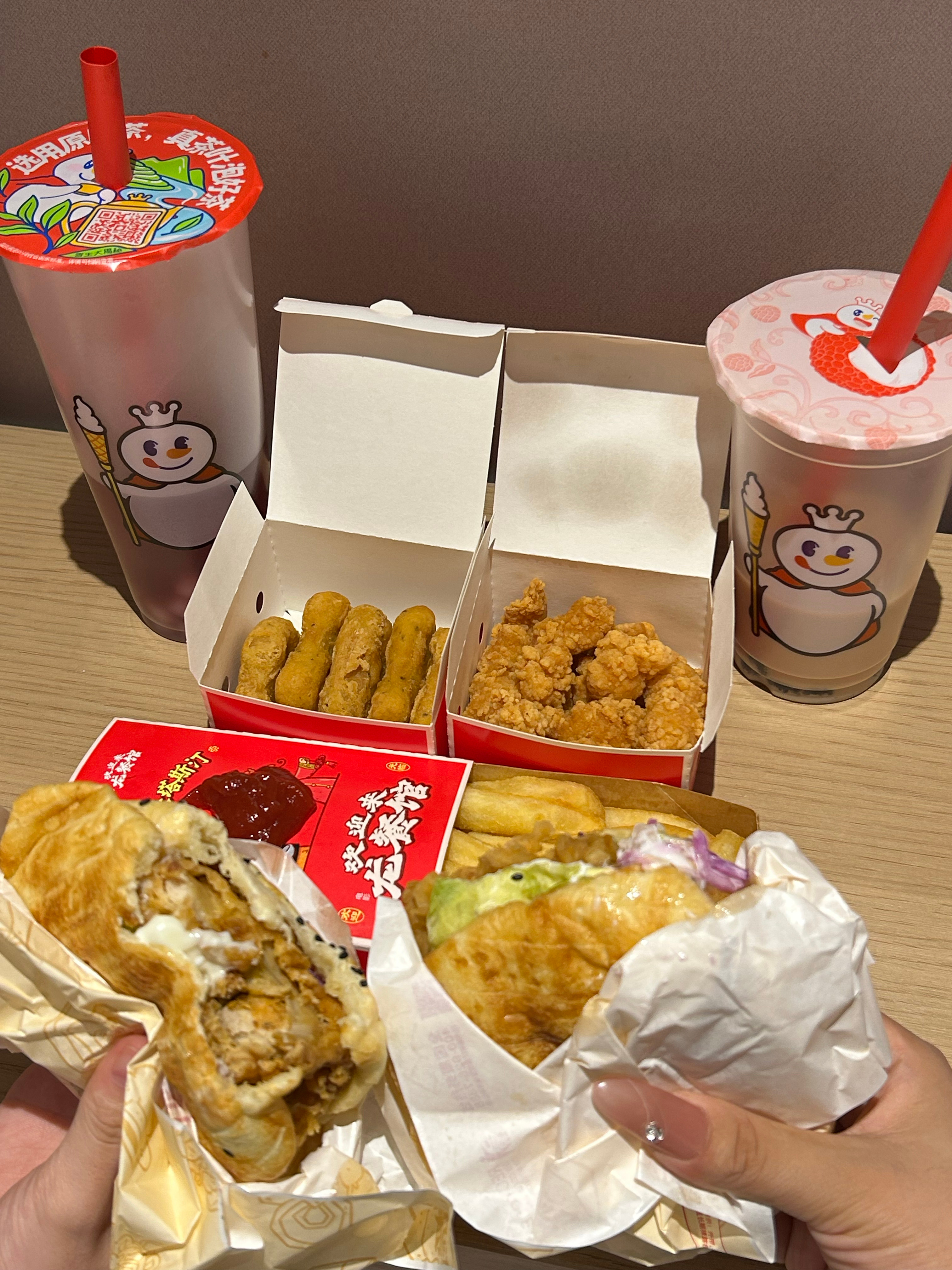 店员：翅尖没有了给您换成别的可以吗？我：巴拉巴拉行吧，那给我放两包番茄酱吧店员：