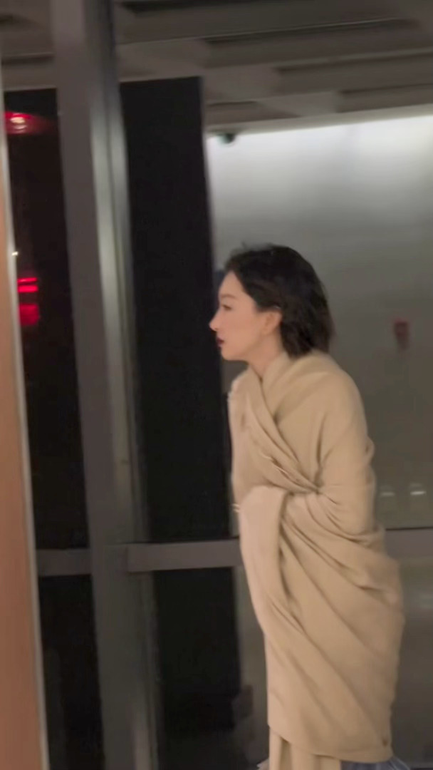 周冬雨下班跑起来了 哈哈哈哈周冬雨下班演我，明星下班也要跑的吗？太可爱了