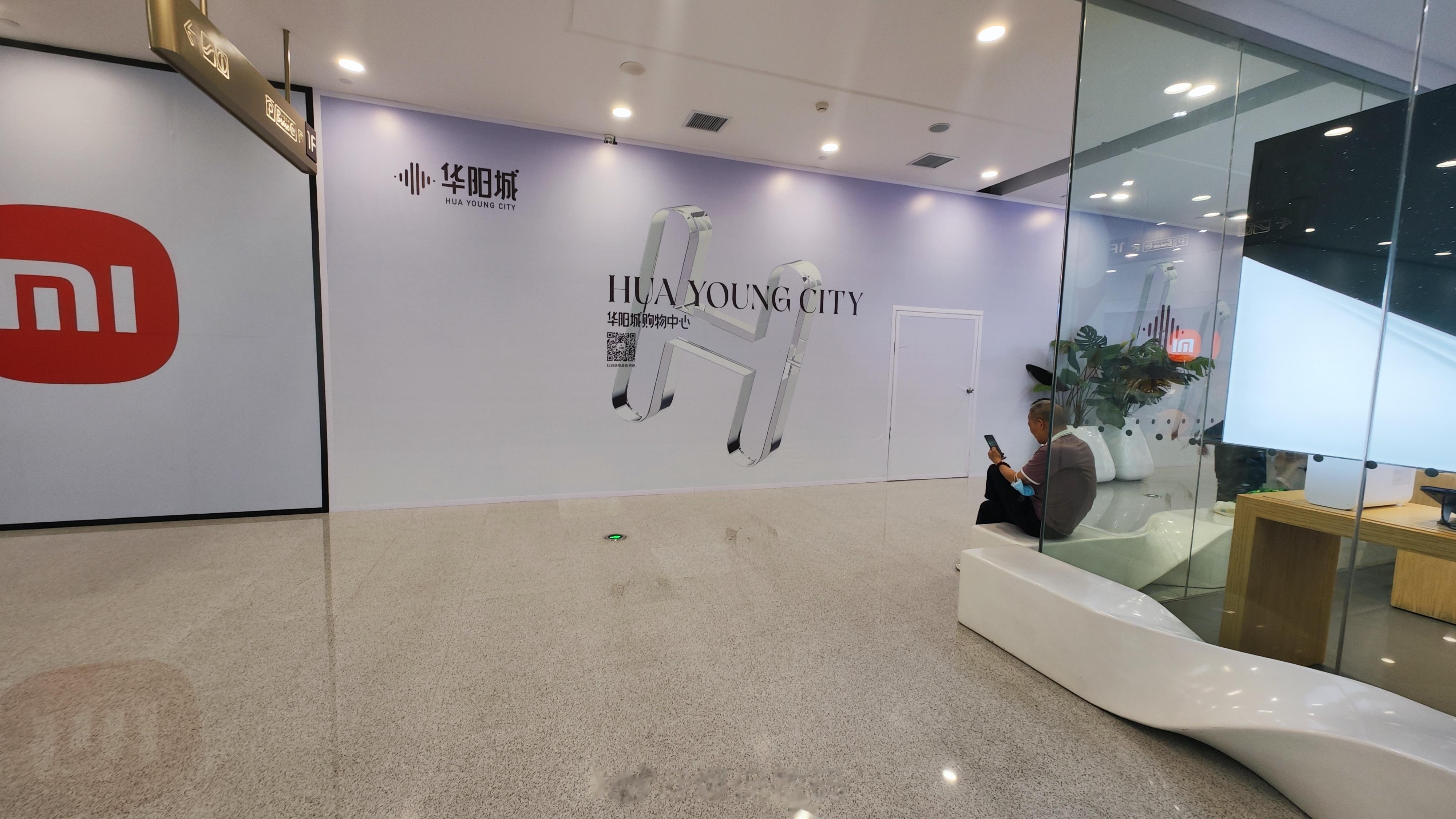 门口商场的小米之家换到了隔壁，店面更大了OPPO要从169街区搬到商场里面了，不