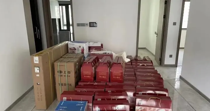 西宁万科城业主称新房被当成库房，物业致歉并补偿，称是门锁初始密码一样，误传房号所致